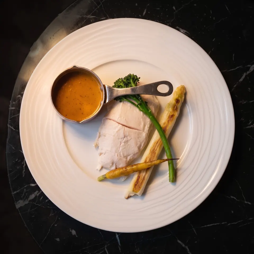 Le filet de daurade royale à la vapeur, poireau grillé, carotte et sauce soja au gingembre