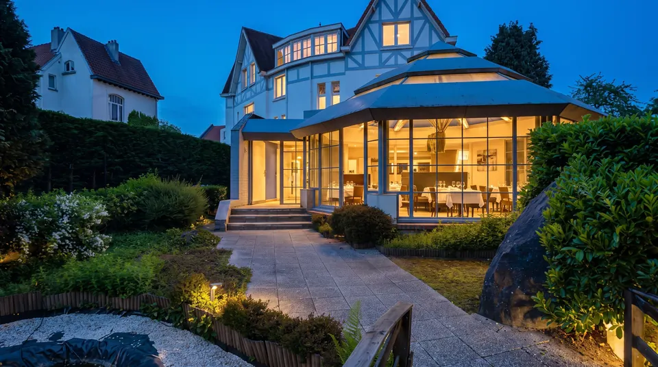 L'allée du jardin jusqu'à l'entrée de la villa, à l'heure bleue