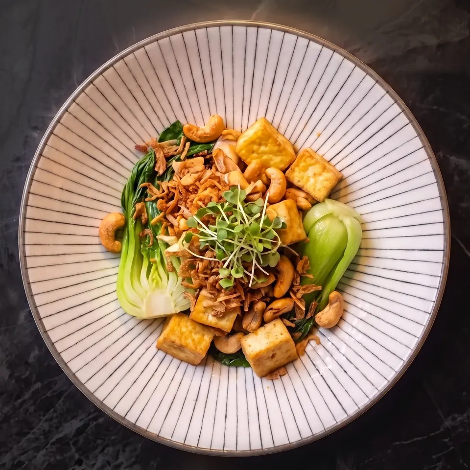 Le tofu aux noix de cajou, pak choï et échalotes croustillantes