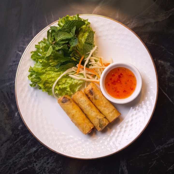 Nems de Mère avec salade, menthe et sauce pimentée douce